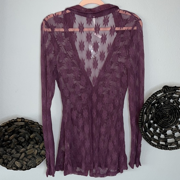 9. Live Boho NWT FREE PEOPLE Flower Fields Sheer Lace Blouse Boysenberry Large - Picture 8 of 10